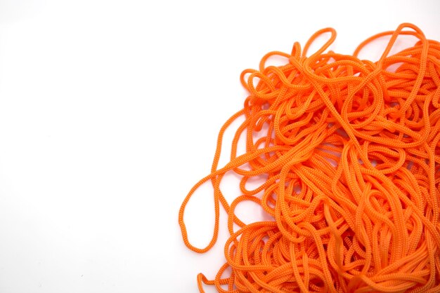 Nahaufnahme eines weichen Fadens in oranger Farbe