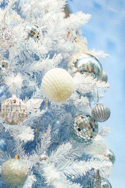 Nahaufnahme eines Weihnachtsbaums mit weißem Ornament-Stillleben