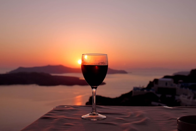 Nahaufnahme eines Weinglases auf dem Tisch bei Sonnenuntergang