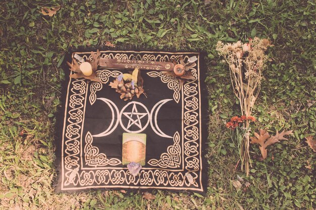 Foto nahaufnahme eines wicca-altars