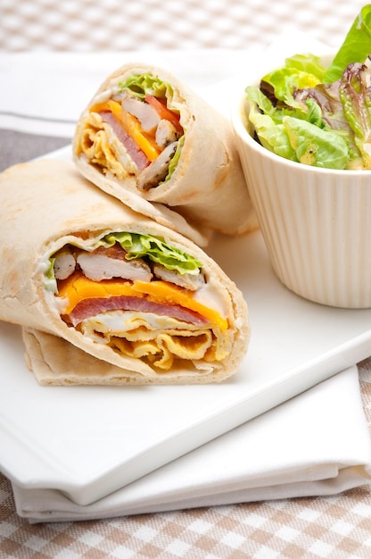 Nahaufnahme eines Wrap-Sandwichs auf dem Tisch