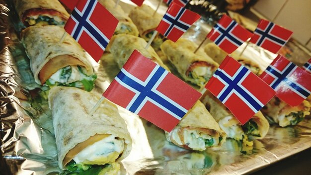 Foto nahaufnahme eines wrap-sandwichs im einzelhandel mit norwegischen flaggen