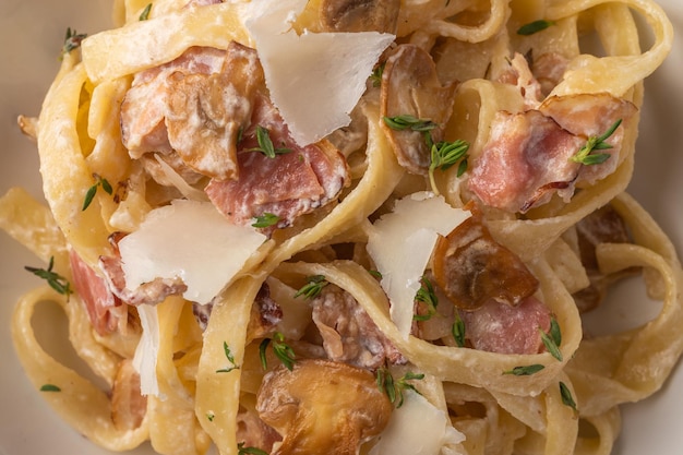 Nahaufnahme Essen Hintergrund Pasta Fettuccine mit Champignons Speck und Parmesankäse