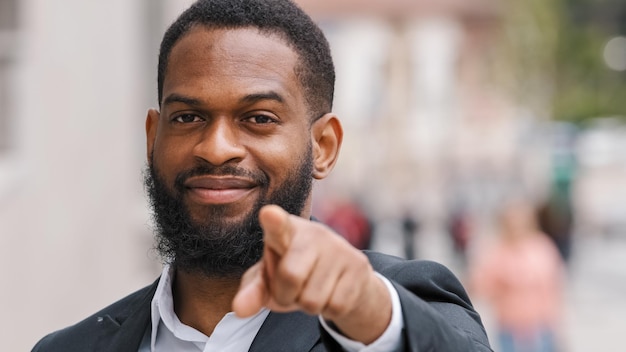 Nahaufnahme ethnischer afroamerikanischer Mann Unternehmer Arbeitgeber männlicher HR-Manager CEO Geschäftsmann in der Stadt im Freien, der mit dem Zeigefinger Richtung Kamera zeigt