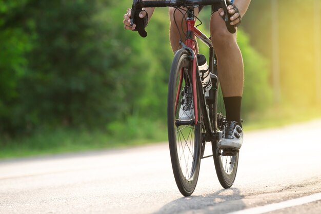 Nahaufnahme Fahrradfahrer auf Singletrail im Naturpark