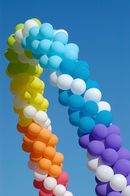 Foto nahaufnahme farbenfroher ballons vor klarem himmel