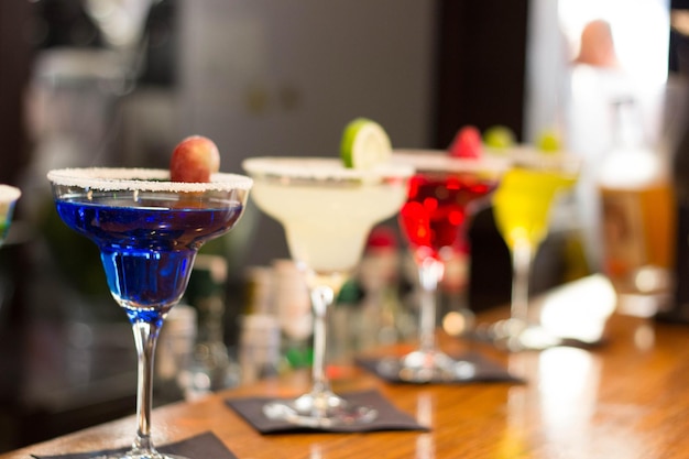 Nahaufnahme farbenfroher Cocktails auf der Theke
