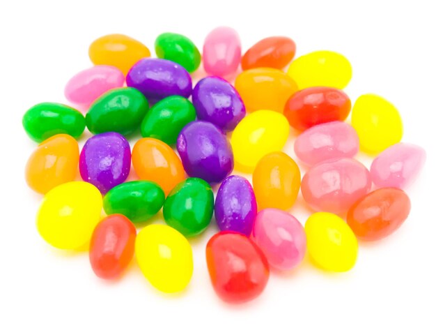 Nahaufnahme farbenfroher Süßigkeiten vor weißem Hintergrund