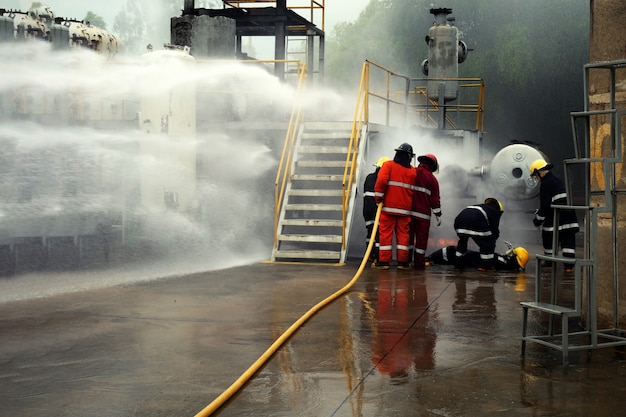 Nahaufnahme-Feuerwehrmanntraining Spray-Wasservorhang.