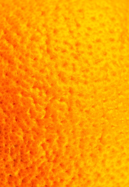 Nahaufnahme Foto der Orangenhaut Textur. Orangen reife Frucht Hintergrund, Makroansicht. Konzept für menschliche Hautprobleme, Akne und Cellulite. Schöne Natur, vertikale Tapete.