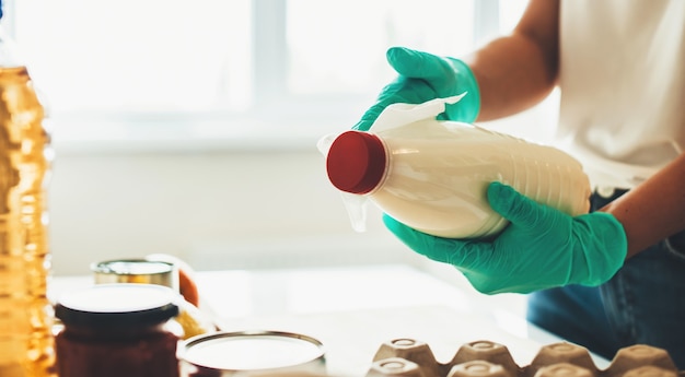 Nahaufnahme Foto der Produktdesinfektion während der Quarantäne Handschuhe und Alkohol