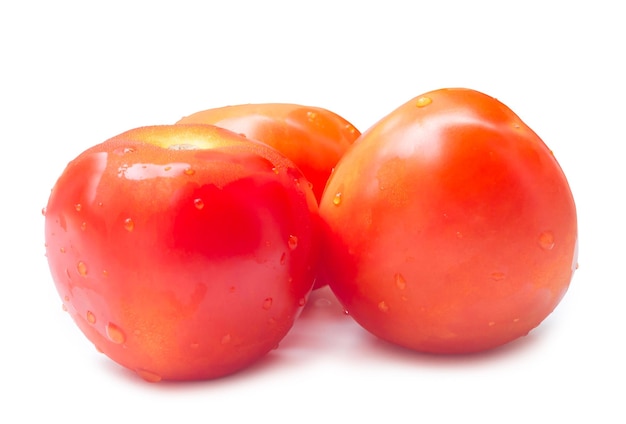 Nahaufnahme Foto drei frische rote Tomaten isoliert auf weißem Hintergrund mit Beschneidungspfad