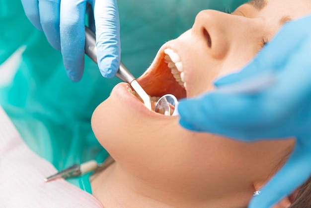 Nahaufnahme Foto einer jungen Frau mit geöffnetem Mund beim Zahnarzt