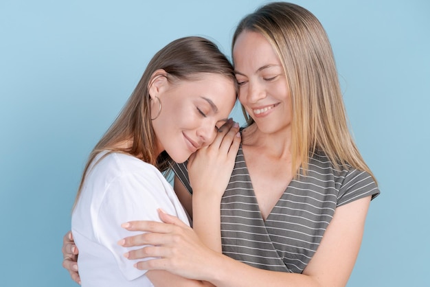 Nahaufnahme Foto erstaunlich süß zwei Personen Mutter und Tochter stehen umarmt