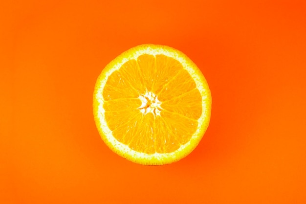 Nahaufnahme Foto orange Textur auf dem orangefarbenen Hintergrund. Frucht halbiert, innen, Makroansicht. Minimalismus, originelles und kreatives Bild. Schöne natürliche Tapete.