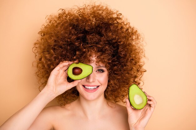 Nahaufnahme Foto schöne Dame verstecken Auge Avocado