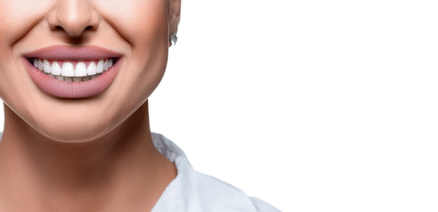 Nahaufnahme Foto von Frauenmund mit perfekten weißen Zähnen Zahngesundheitskonzept mit Kopierraum