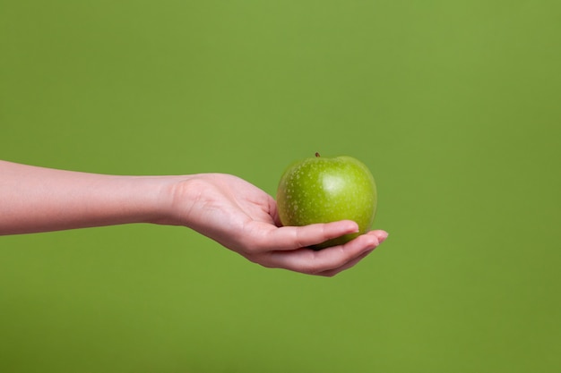 Nahaufnahme Frau halten frischen Apfel in der Hand
