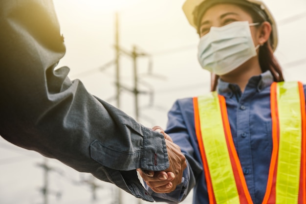 Nahaufnahme Frauen Ingenieur schütteln Hand Teamarbeit vor Ort Arbeitserfolg, Leadership Hand Shake Team