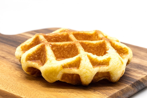 Nahaufnahme frisch von Waffeln auf Holztablett.