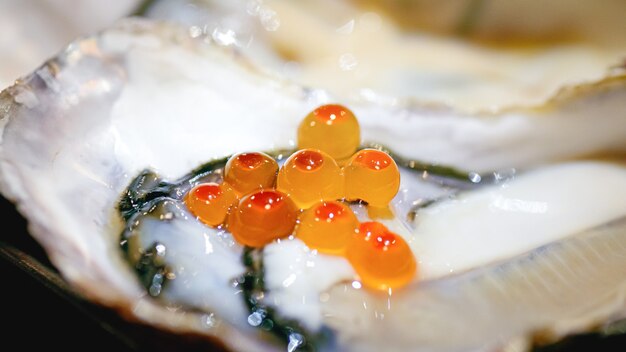 Nahaufnahme Frische Austern mit Lachs Ikura