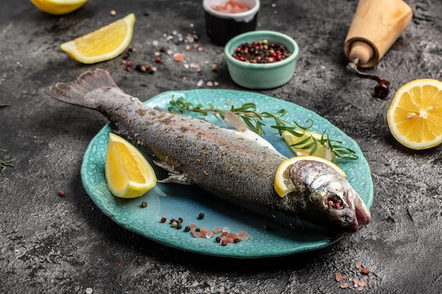 Nahaufnahme Frisches Fischfleisch ist bereit zum Backen Leckere Fische, die sich auf das Mittagessen vorbereiten Draufsicht auf das gesunde Ernährungskonzept