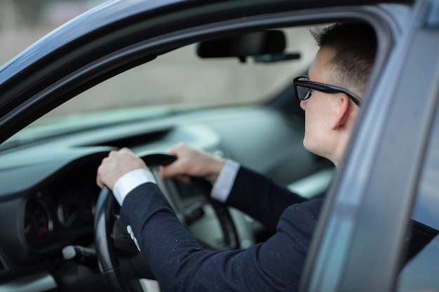 Nahaufnahme. fröhlicher Geschäftsmann, der Schlüssel zu seinem neuen Auto zeigt