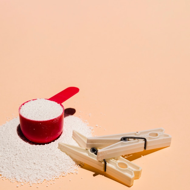 Nahaufnahme gefaltetes Reinigungsmittel mit Kleidungsstift