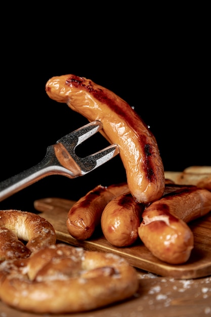 Foto nahaufnahme gegrillte wurst mit gabel