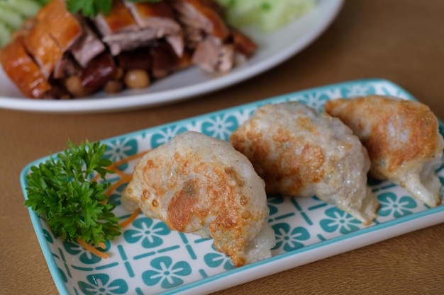 Nahaufnahme gegrilltes Schweinefleisch Gyoza in Holztisch