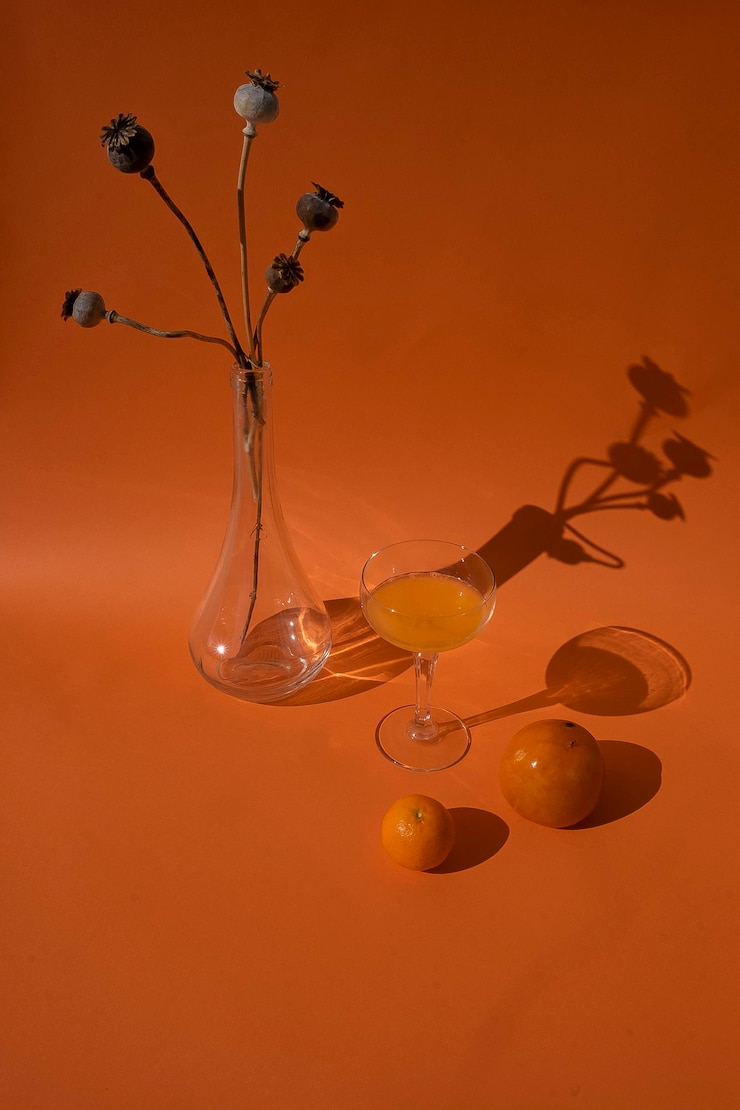 Foto nahaufnahme gelber blumen auf dem tisch