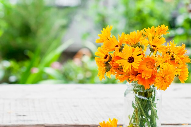 Foto nahaufnahme gelber blumen in einer vase auf dem tisch