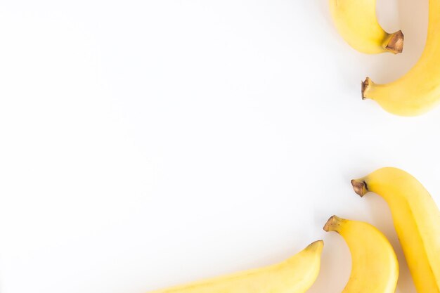 Foto nahaufnahme gelber früchte vor weißem hintergrund