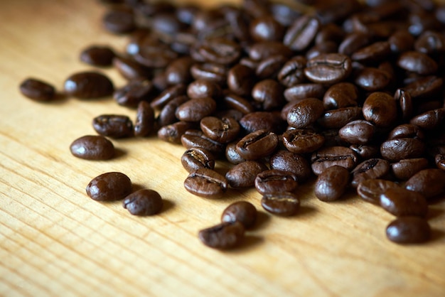 Nahaufnahme gerösteter Kaffeebohnen auf dem Tisch