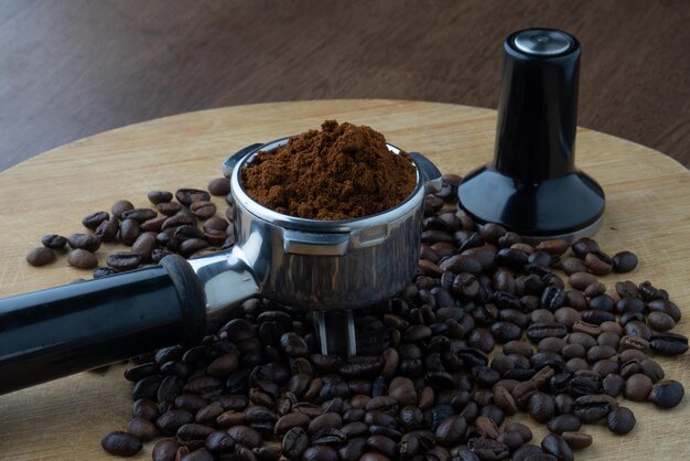 Nahaufnahme gerösteter Kaffeebohnen auf dem Tisch