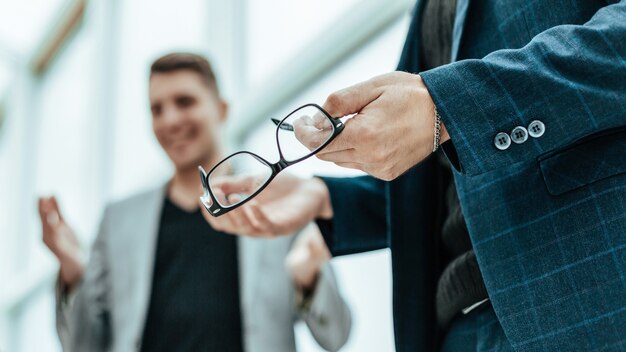 Nahaufnahme. geschäftskollegen diskutieren arbeitsfragen. Foto mit Textfreiraum