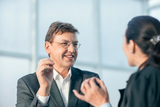 Nahaufnahme. Geschäftsmann und Geschäftsfrau diskutieren am Tisch sitzen