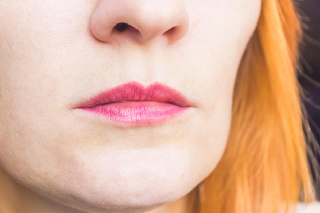 Nahaufnahme Gesicht der Schönheit junge Frau Lippen Make-up Zone