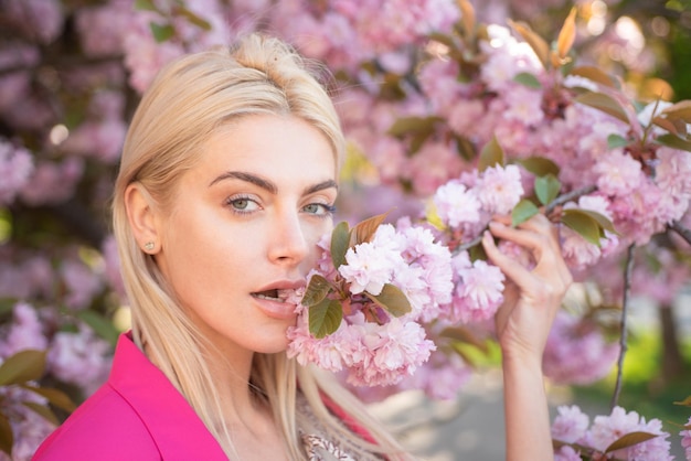 Nahaufnahme Gesicht von Frühlingsmädchen in Blumen