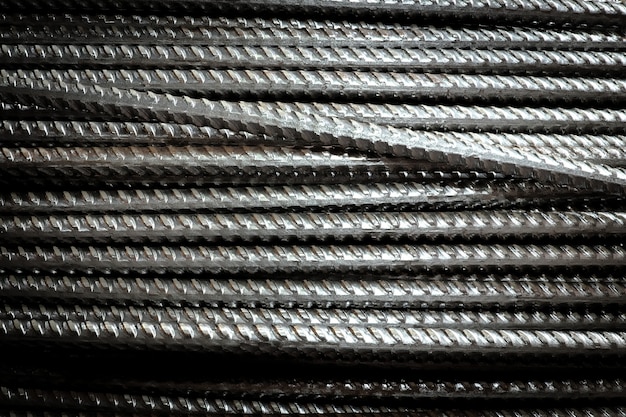 Nahaufnahme gestapelter Stahlbewehrungsstahl für Industrie- und Bauarbeiten Textur und Hintergrund