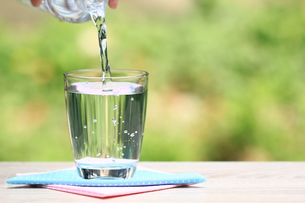 Nahaufnahme Glas Wasser auf Tisch Natur Hintergrund