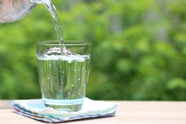 Nahaufnahme Glas Wasser auf Tischnaturraum