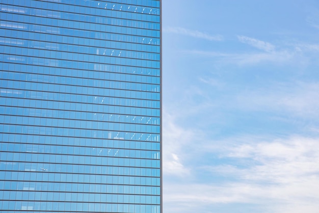 Nahaufnahme Glasgebäude Büro mit blauem Himmel.