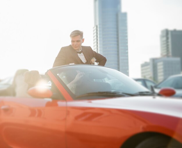 Nahaufnahme. glückliche Braut und Bräutigam sitzen in einem Luxusauto.