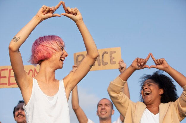 Foto nahaufnahme glücklicher menschen, die protestieren