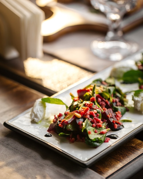 Nahaufnahme Gourmet Vorspeise Rübensalat mit Käse