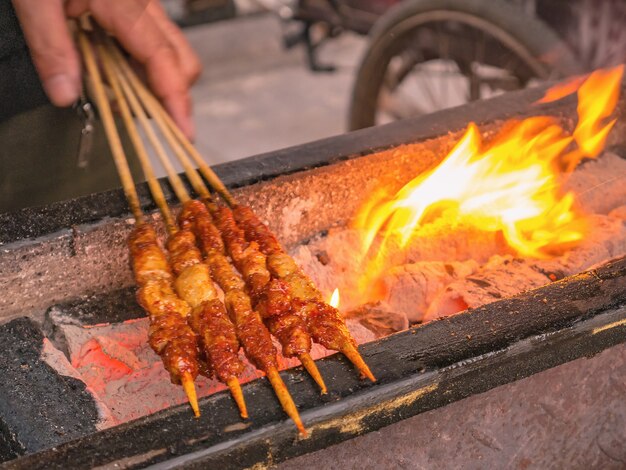 Nahaufnahme Grill Lamb Street Food in der antiken Stadt Fenghuang.phoenix antike Stadt oder Fenghuang County ist eine Grafschaft der Provinz Hunan, China