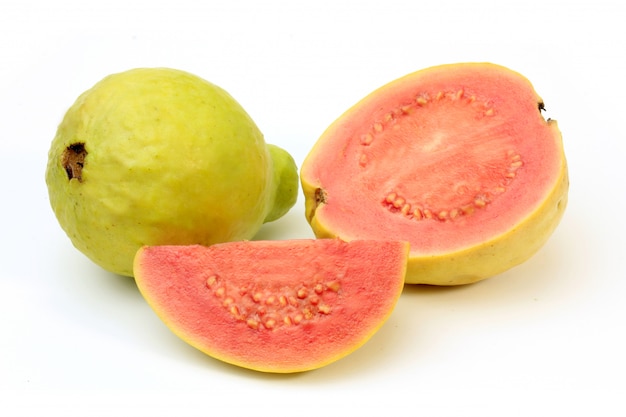 Nahaufnahme Guajava-Frucht, rosa, frisch, organisch, mit den Blättern, ganz und geschnitten, lokalisiert auf weißem Hintergrund. Vorderansicht