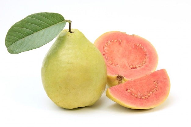 Nahaufnahme Guajava-Frucht, rosa, frisch, organisch, mit den Blättern, ganz und geschnitten, lokalisiert auf weißem Hintergrund. Vorderansicht