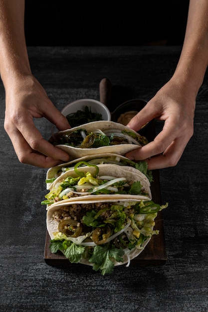 Foto nahaufnahme hände, die taco machen